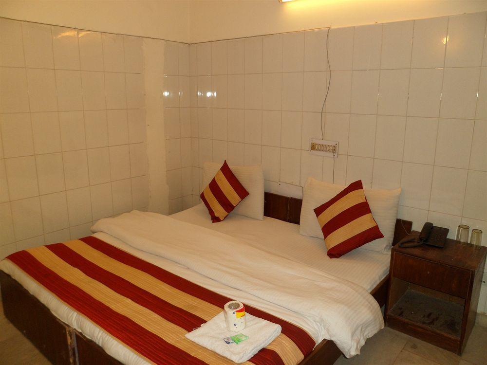 Hotel Arjun Yeni Delhi Dış mekan fotoğraf