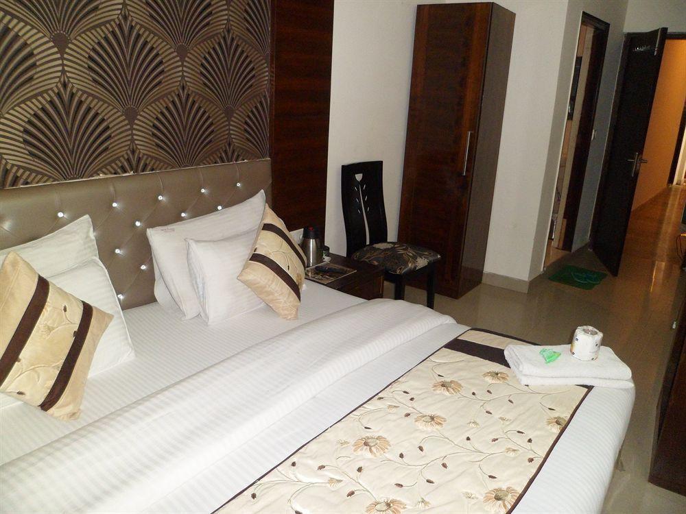 Hotel Arjun Yeni Delhi Dış mekan fotoğraf