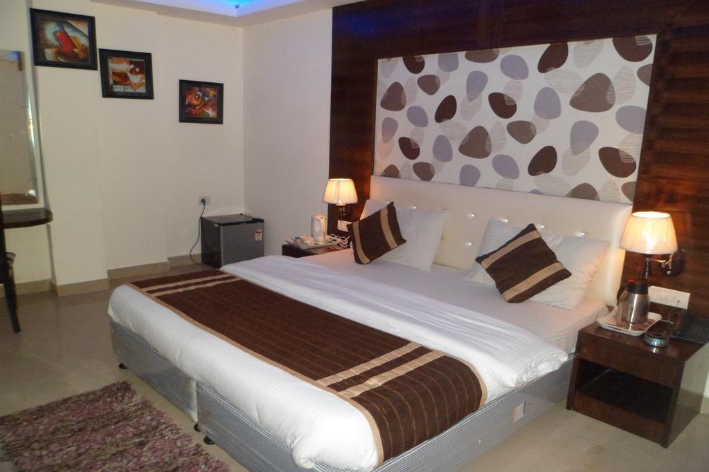 Hotel Arjun Yeni Delhi Dış mekan fotoğraf