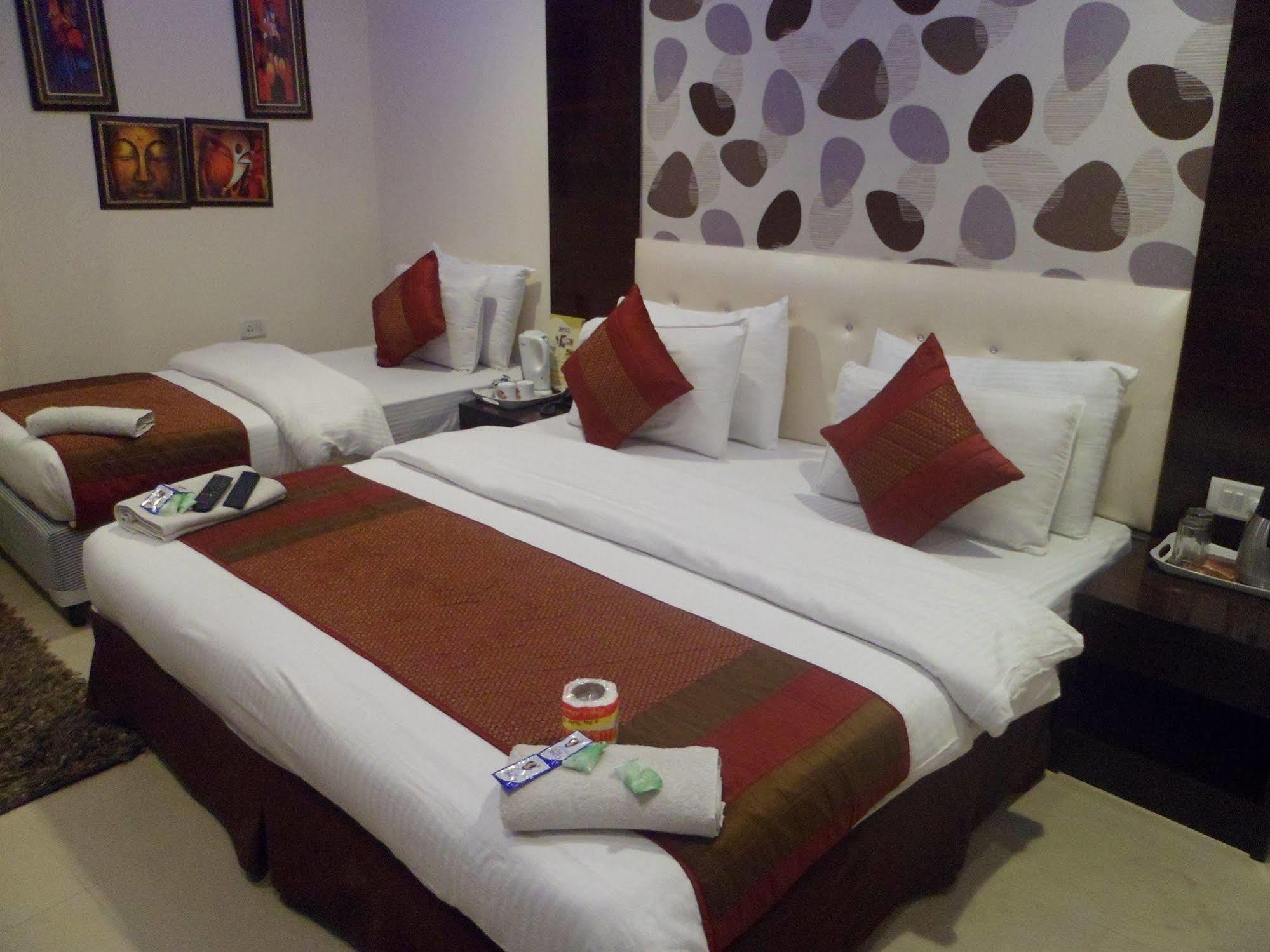 Hotel Arjun Yeni Delhi Dış mekan fotoğraf