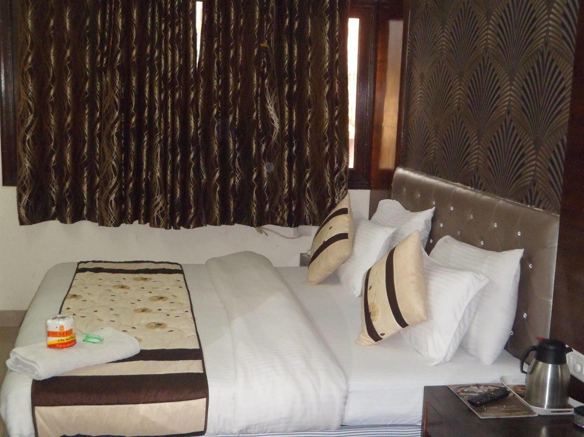 Hotel Arjun Yeni Delhi Dış mekan fotoğraf