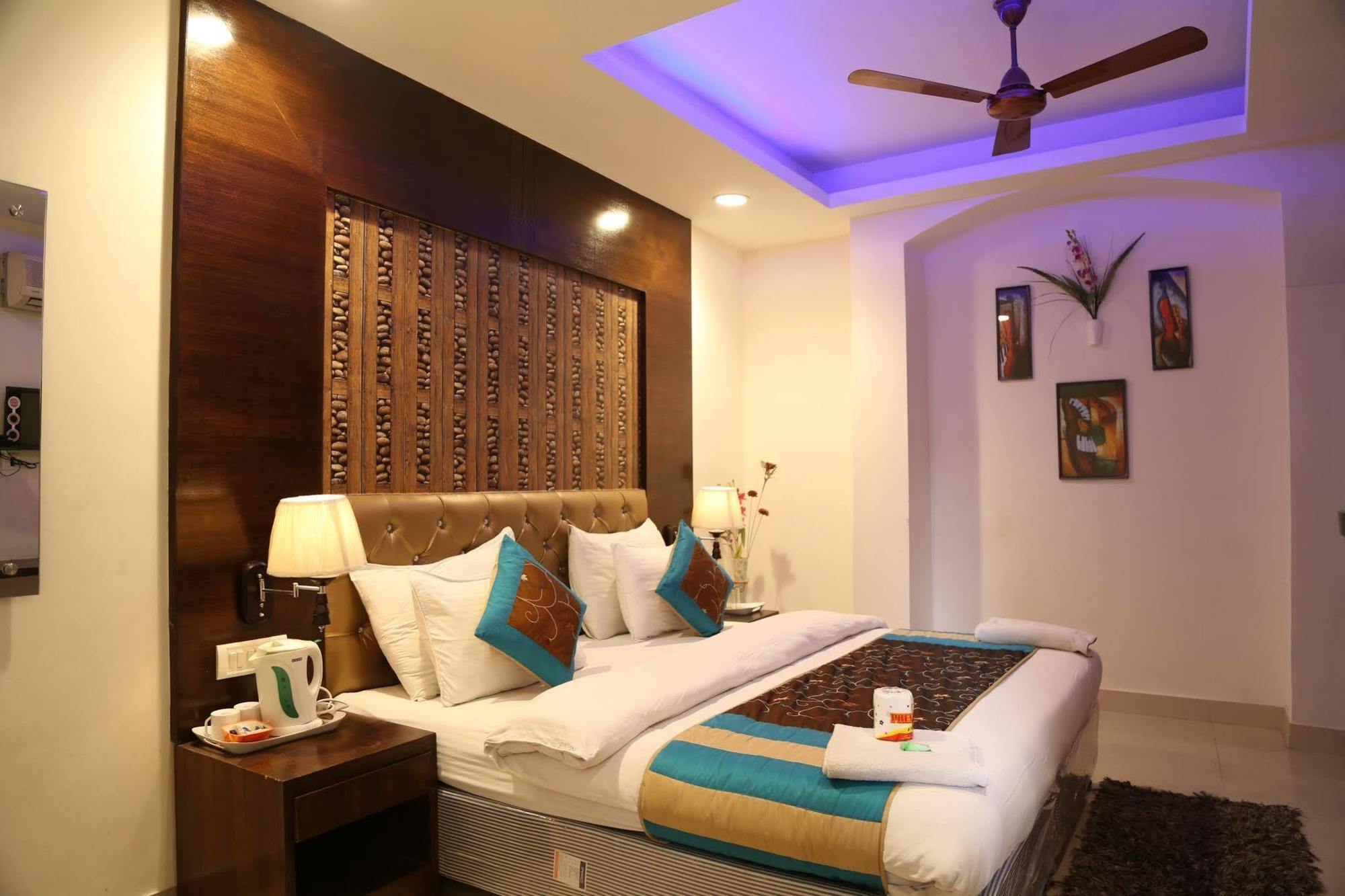 Hotel Arjun Yeni Delhi Dış mekan fotoğraf