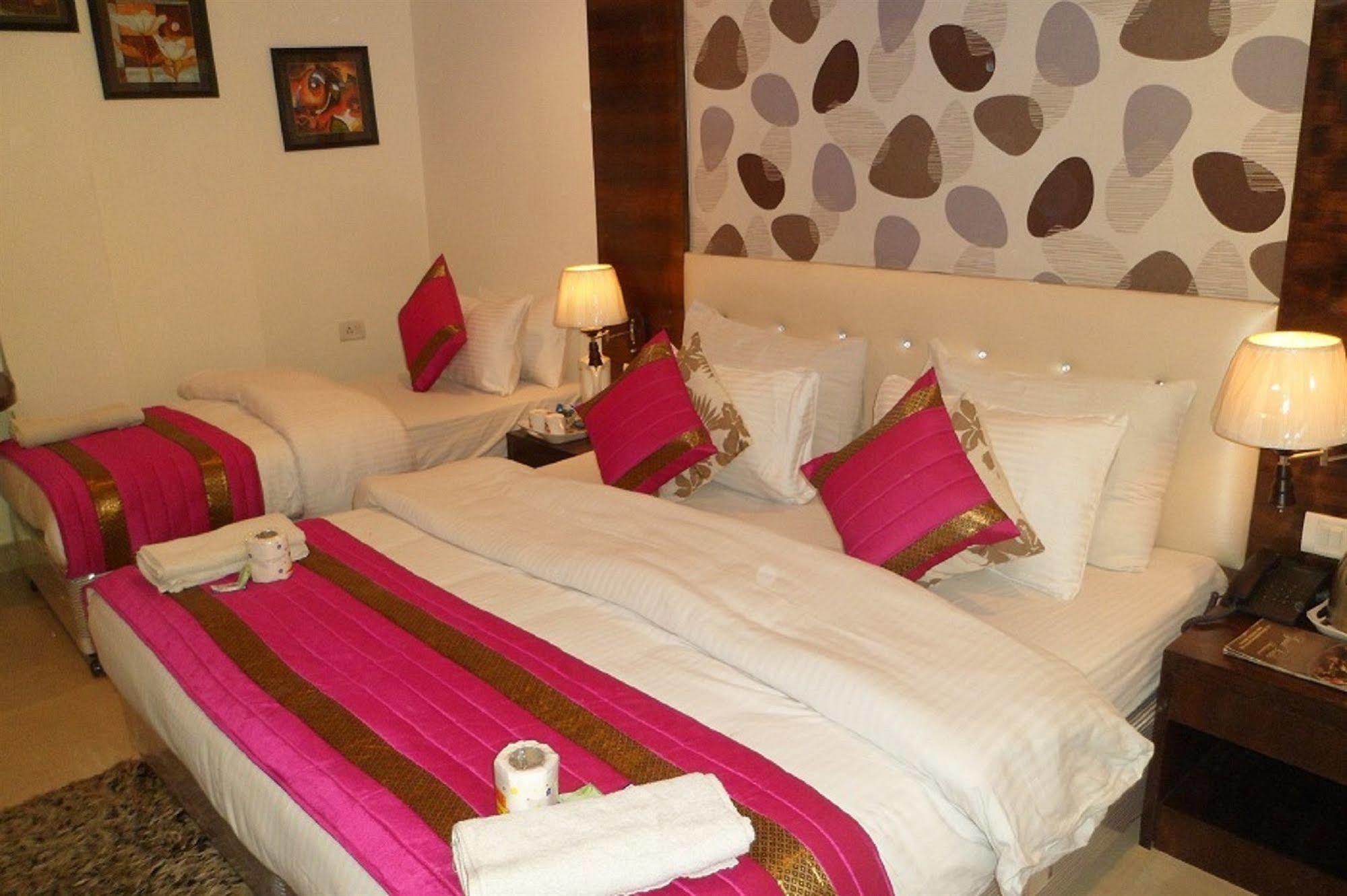 Hotel Arjun Yeni Delhi Dış mekan fotoğraf