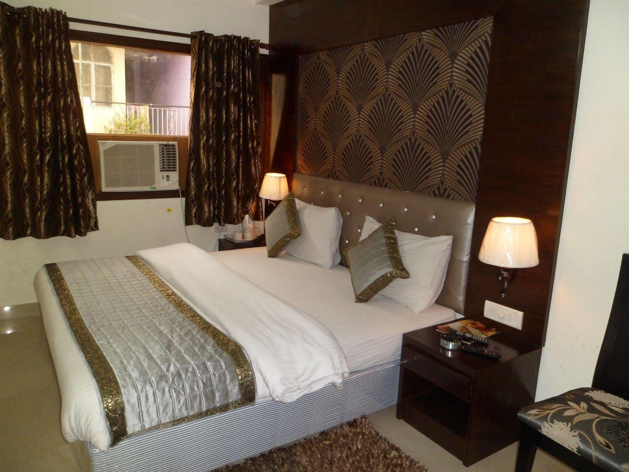 Hotel Arjun Yeni Delhi Dış mekan fotoğraf