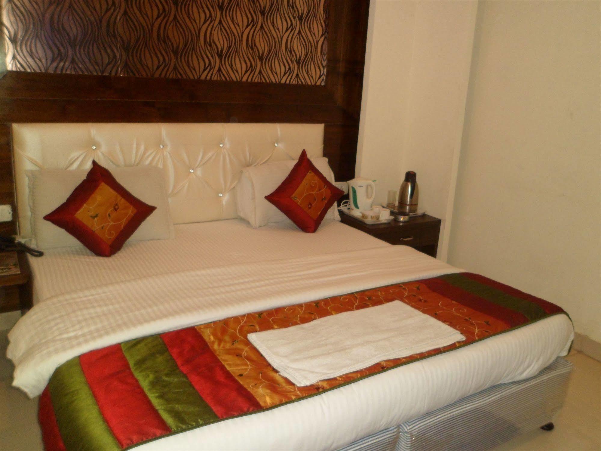 Hotel Arjun Yeni Delhi Dış mekan fotoğraf