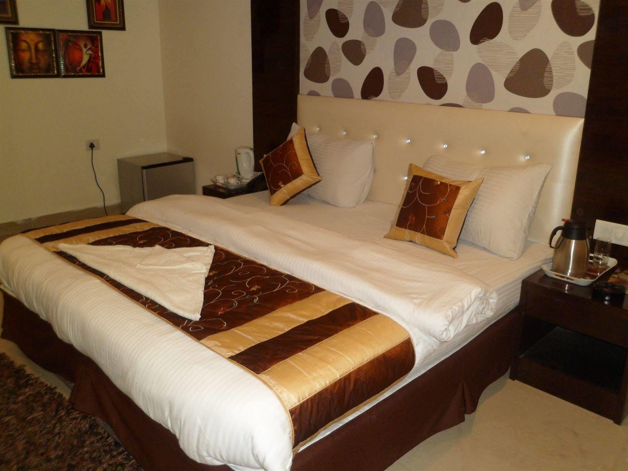 Hotel Arjun Yeni Delhi Dış mekan fotoğraf