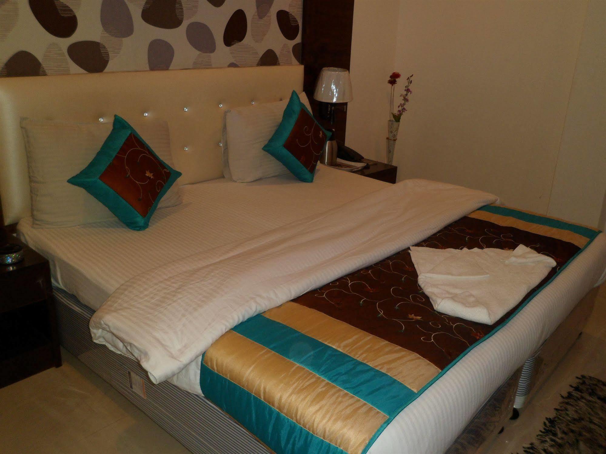 Hotel Arjun Yeni Delhi Dış mekan fotoğraf