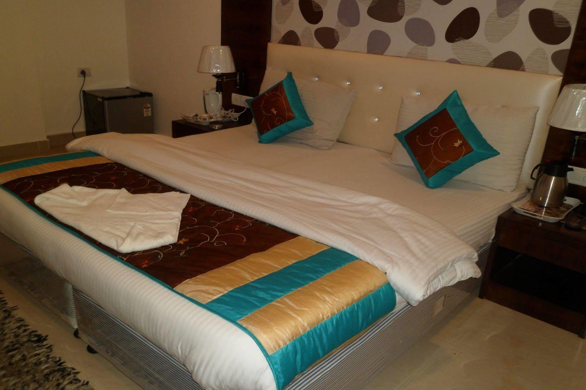 Hotel Arjun Yeni Delhi Dış mekan fotoğraf