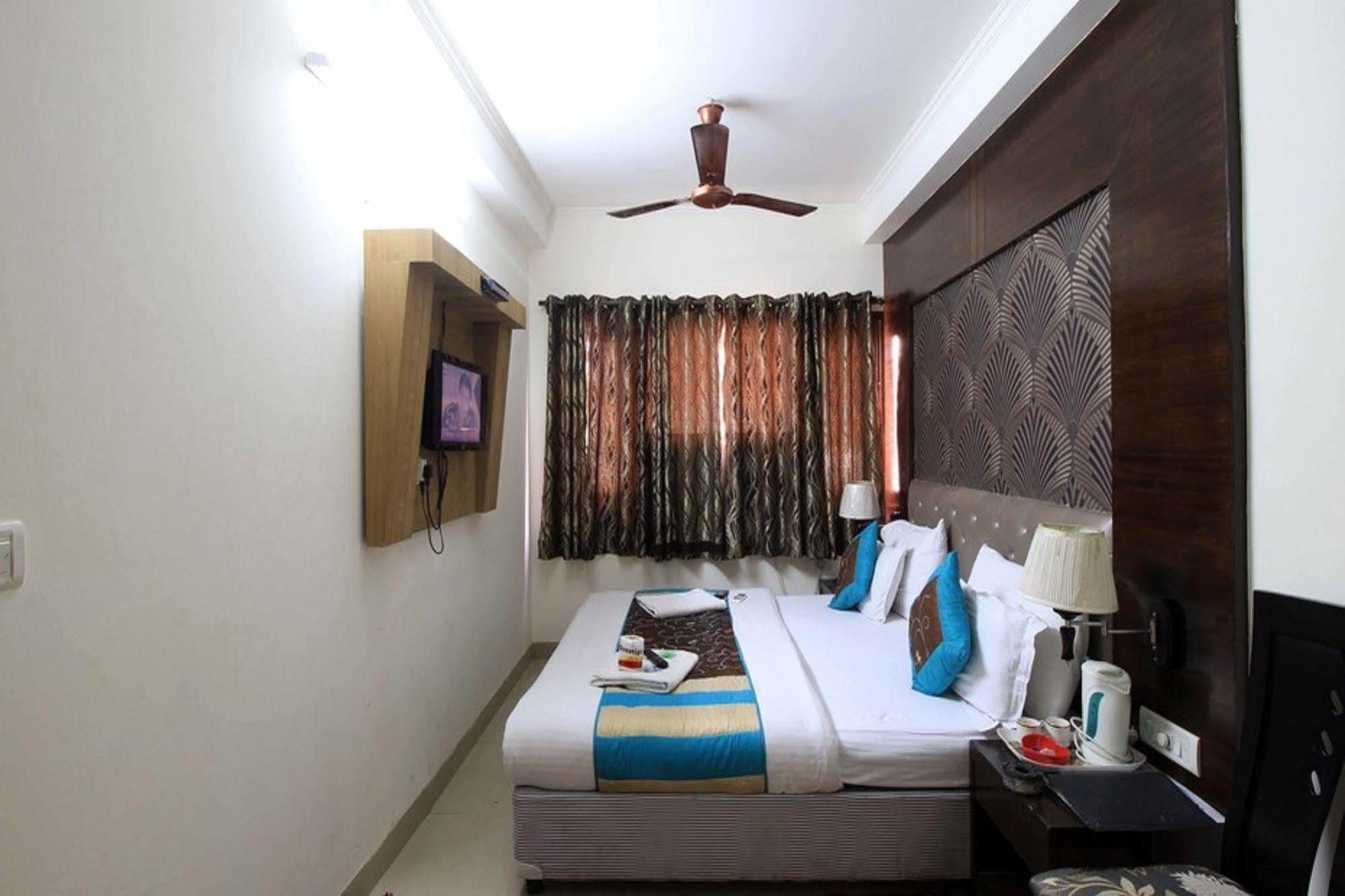Hotel Arjun Yeni Delhi Dış mekan fotoğraf