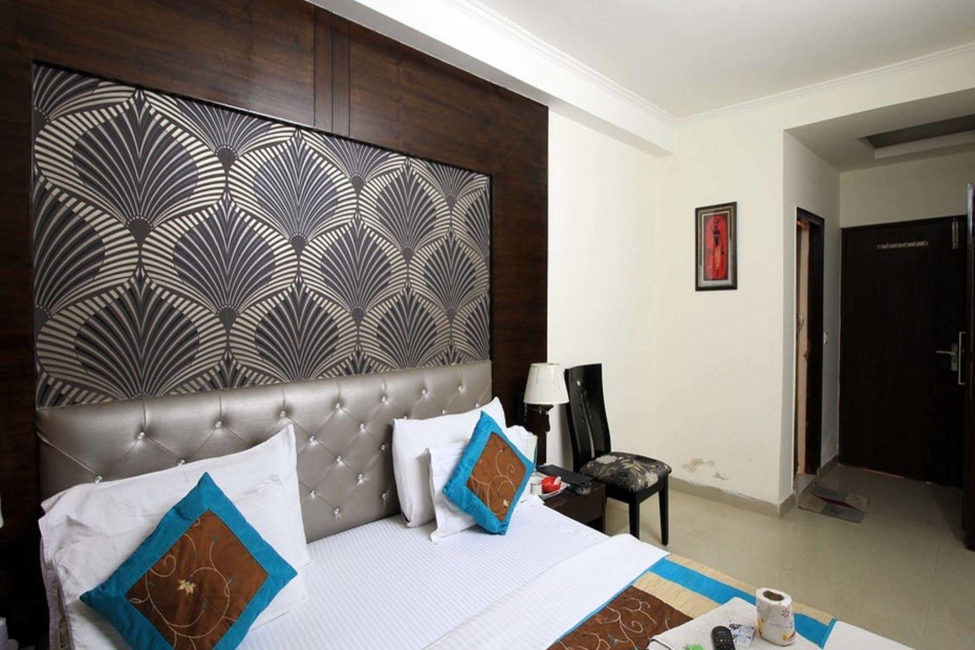 Hotel Arjun Yeni Delhi Dış mekan fotoğraf