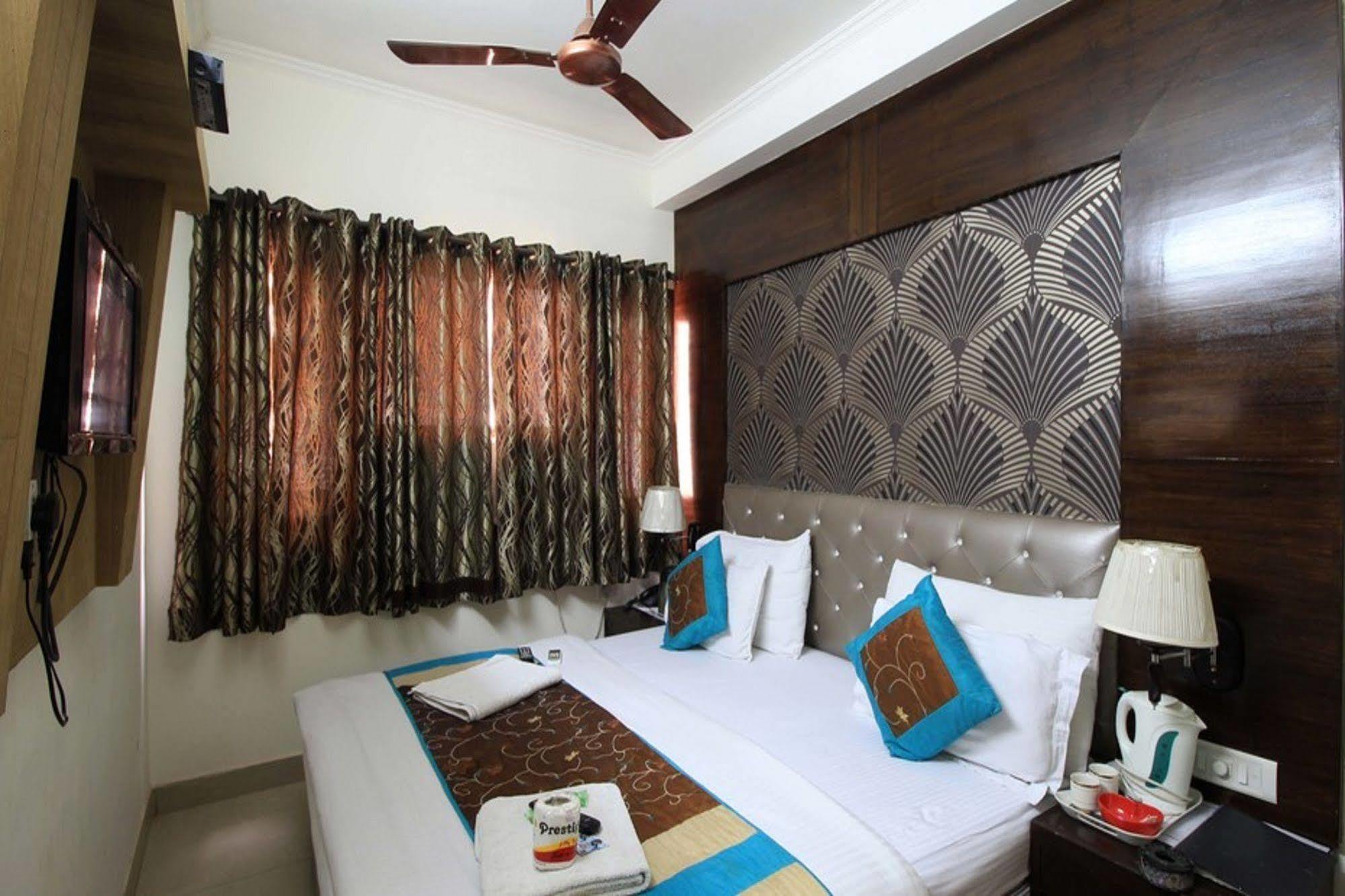 Hotel Arjun Yeni Delhi Dış mekan fotoğraf