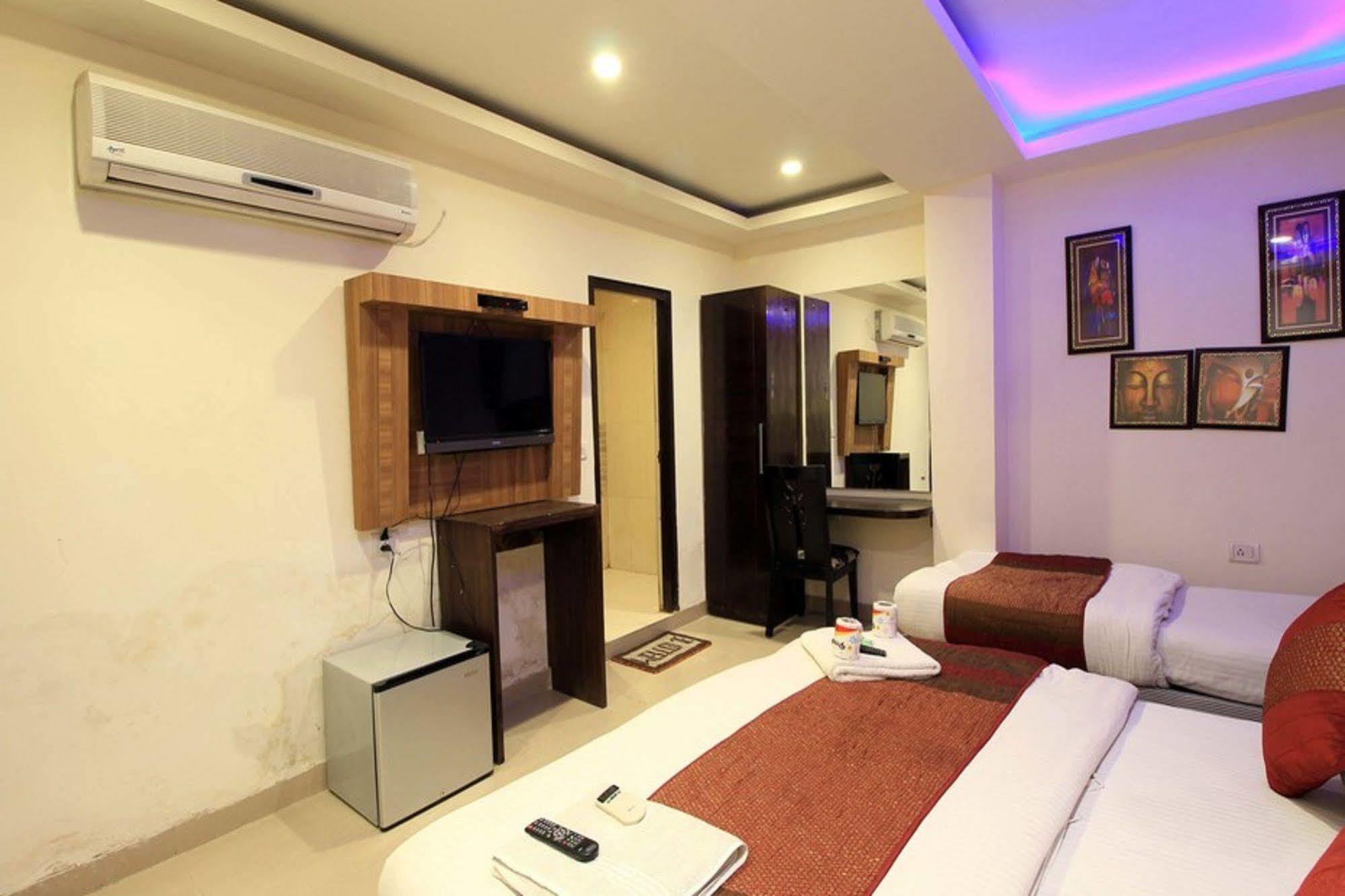 Hotel Arjun Yeni Delhi Dış mekan fotoğraf