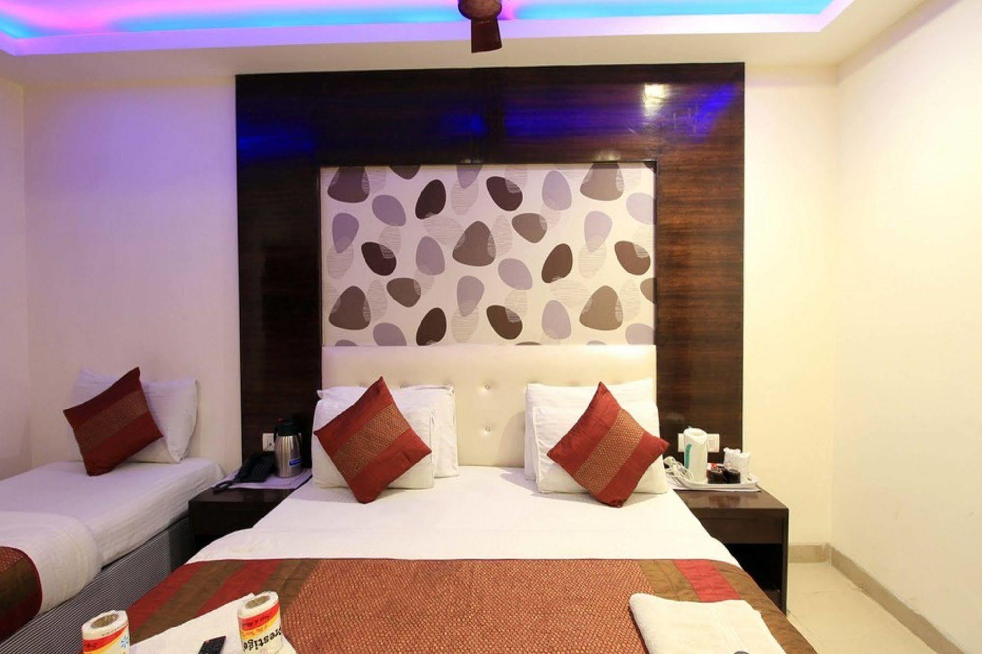 Hotel Arjun Yeni Delhi Dış mekan fotoğraf
