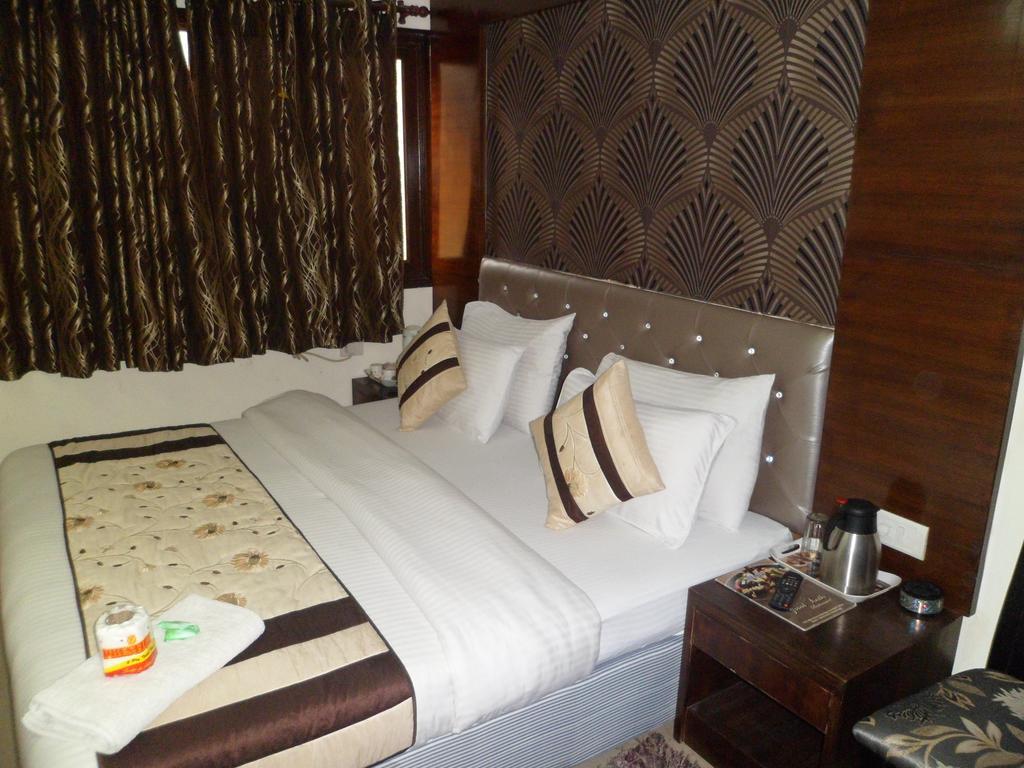 Hotel Arjun Yeni Delhi Oda fotoğraf